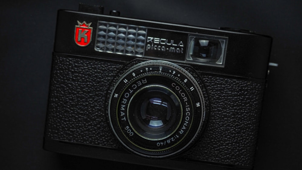 Fotocamera Nikon nera e argento
