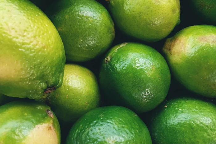 Primer plano de limones verdes