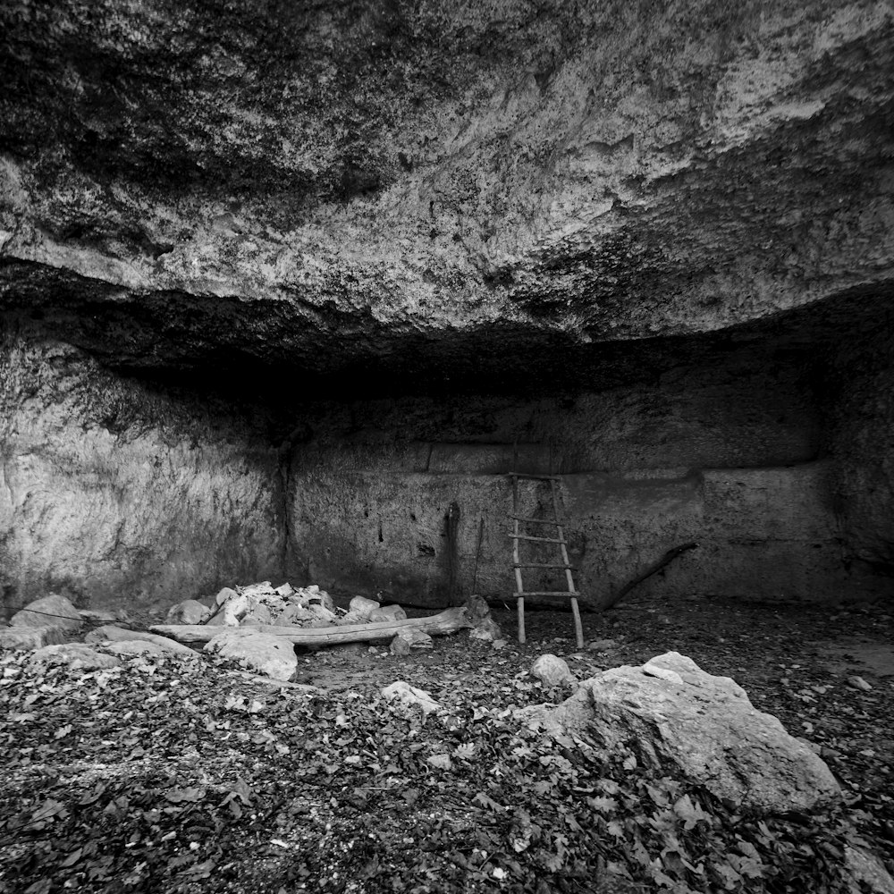 Foto en escala de grises de una persona en la cueva