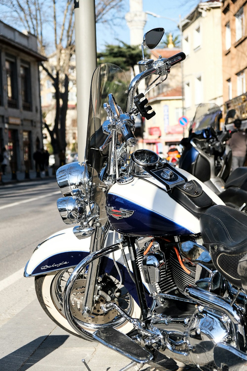 blau-schwarzes Motorrad tagsüber unterwegs
