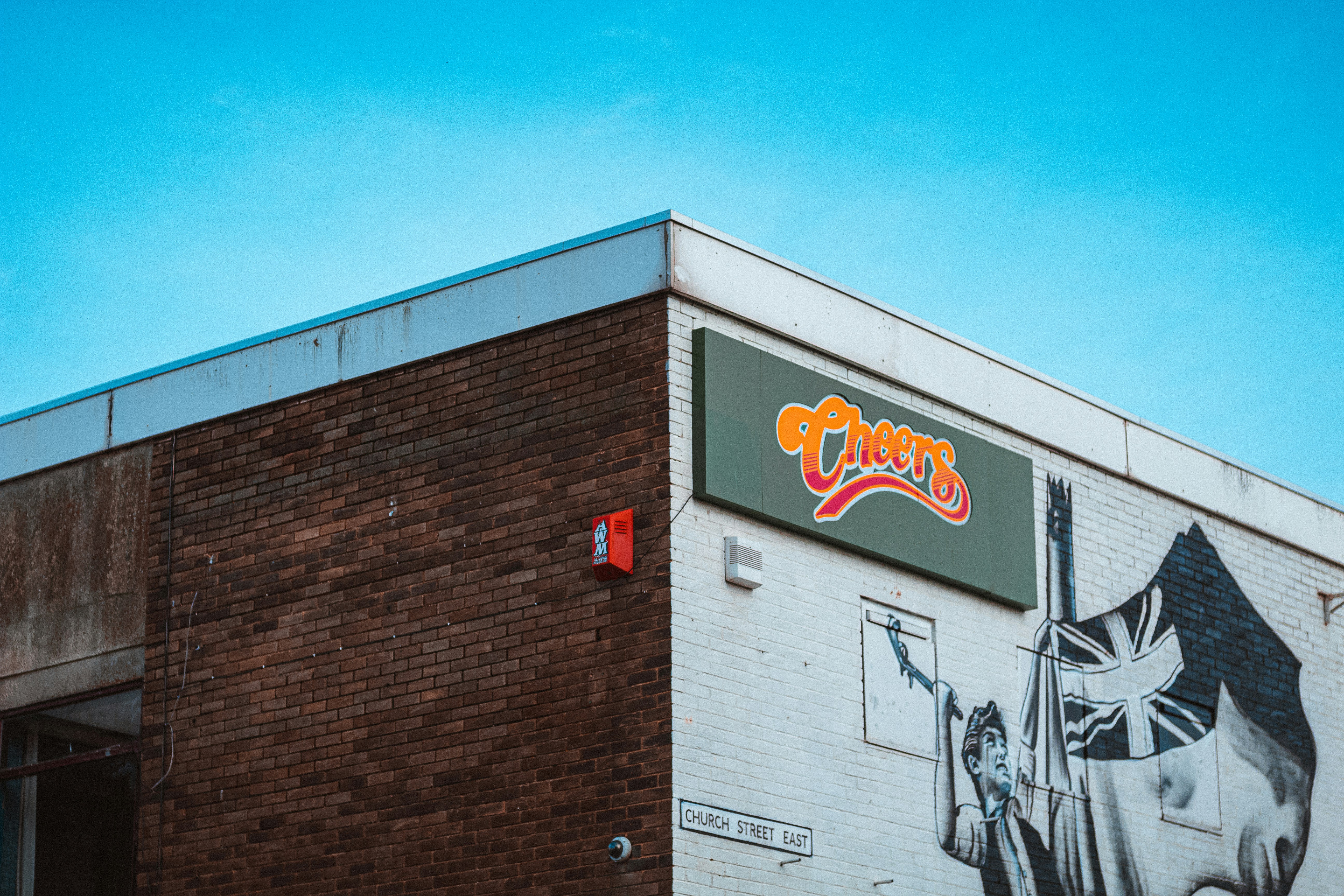 Braunes Backsteingebäude unter blauem Himmel tagsüber