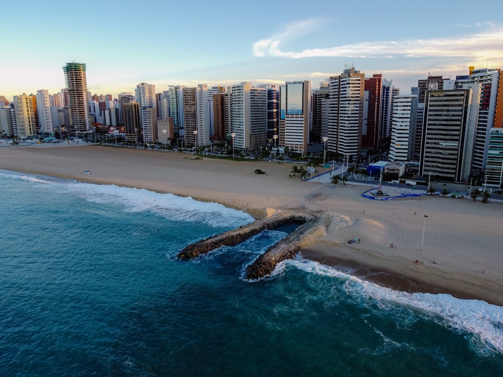 Immeubles de grande hauteur près de la mer pendant la journée