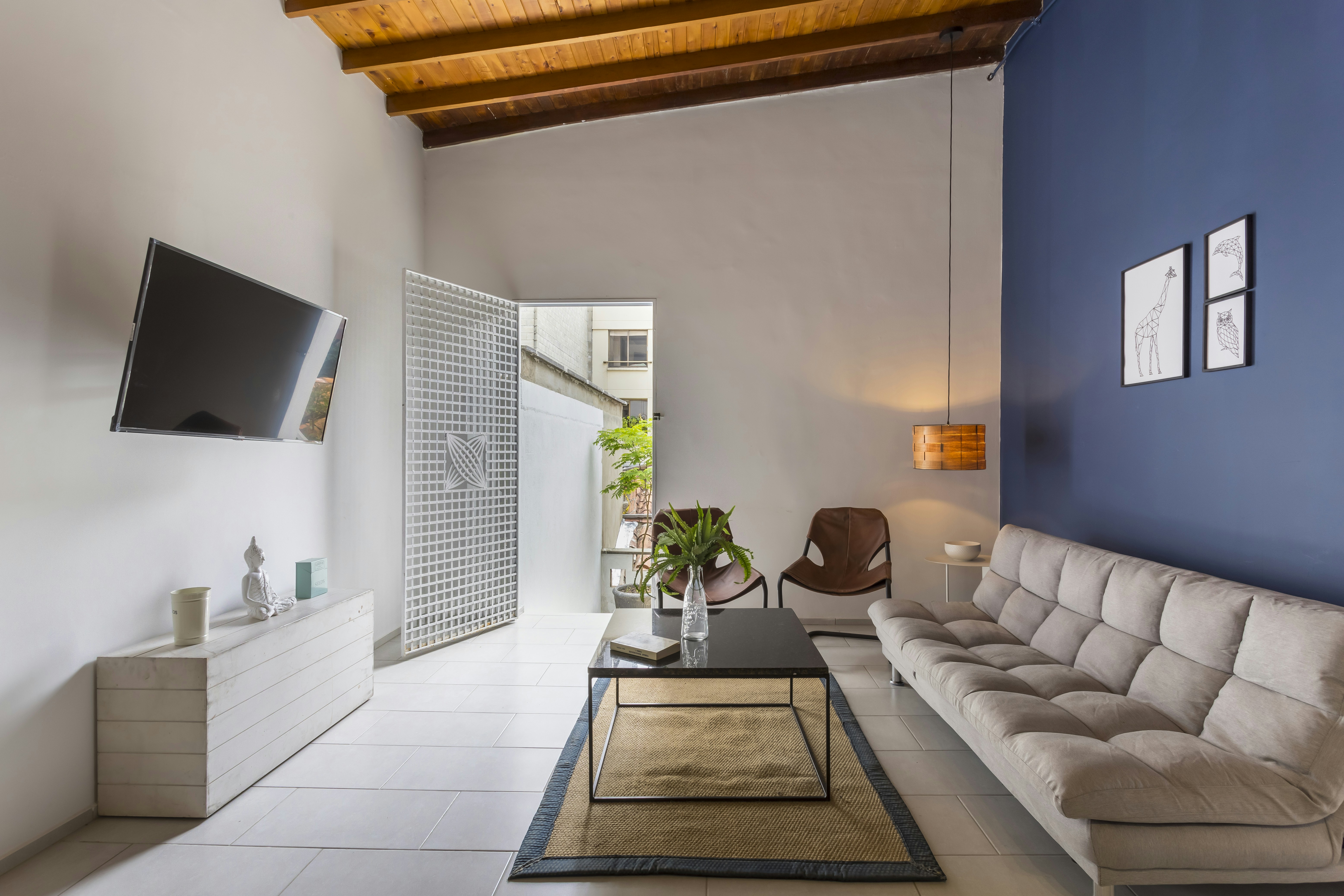 White and brown living room set photo – Free Indoors Image on Unsplash