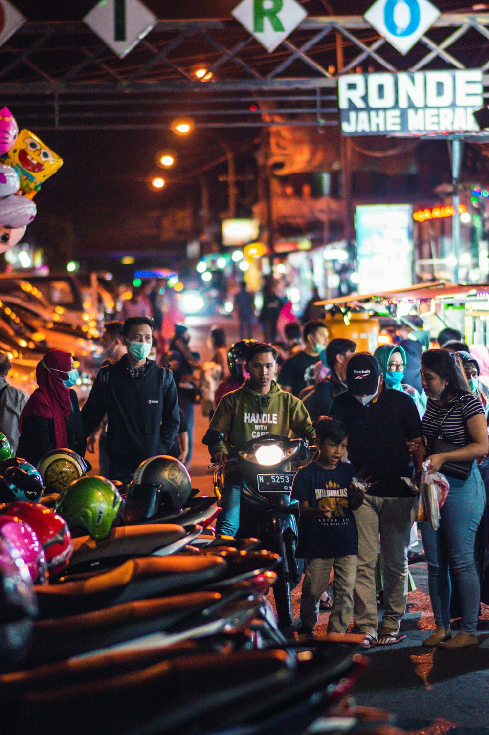 Gente parada en la calle durante la noche