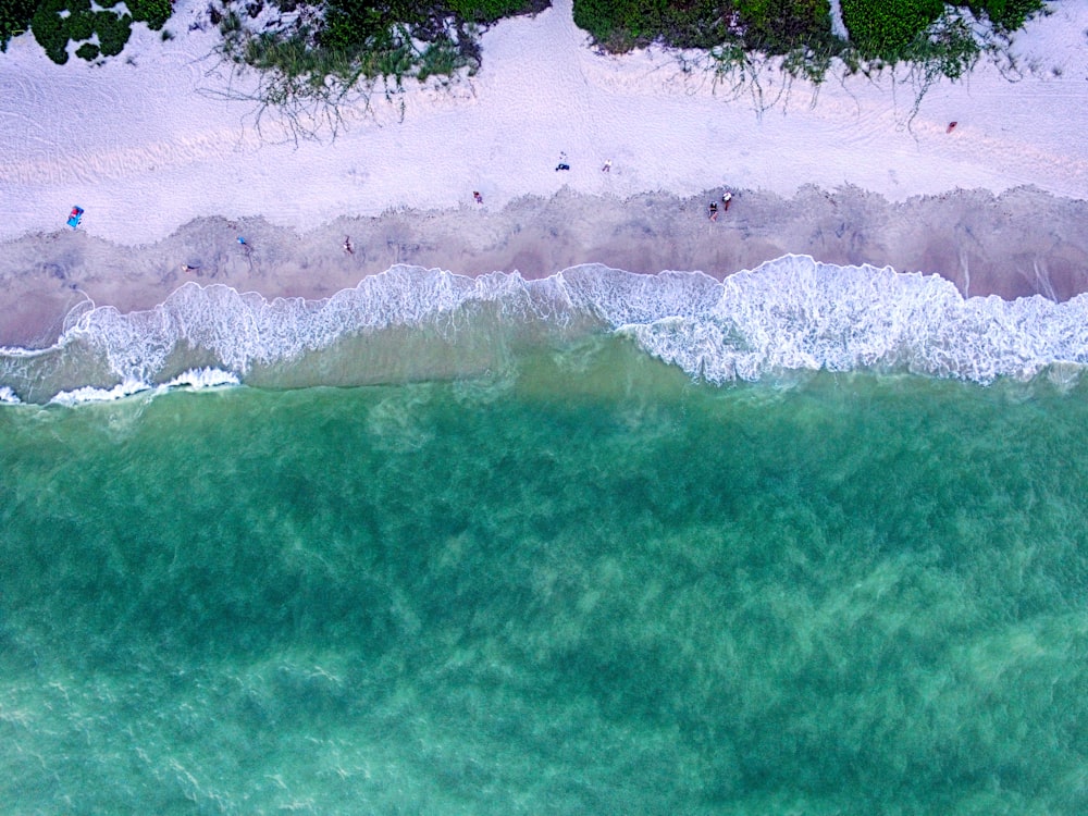 Veduta aerea delle onde dell'oceano che si infrangono sulla riva durante il giorno