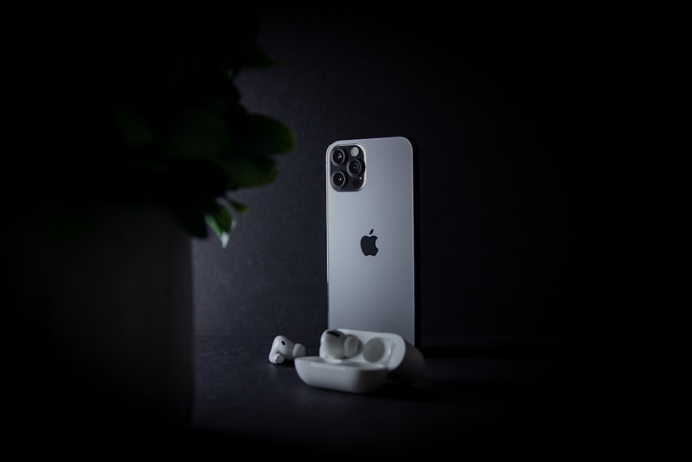 iPhone 6 argento su tavolo bianco