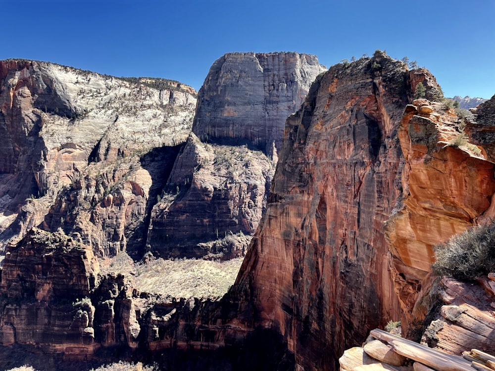 montagne rocheuse brune sous ciel bleu pendant la journée