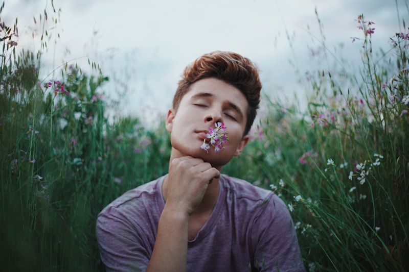 Chico con flor en la boca