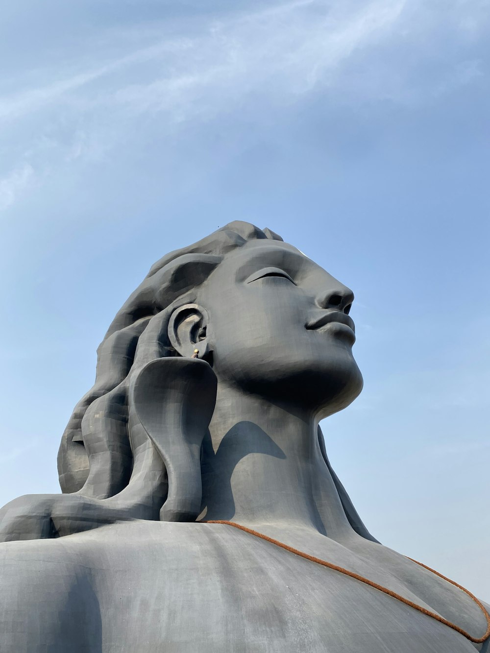 Estatua de hormigón gris bajo el cielo azul durante el día