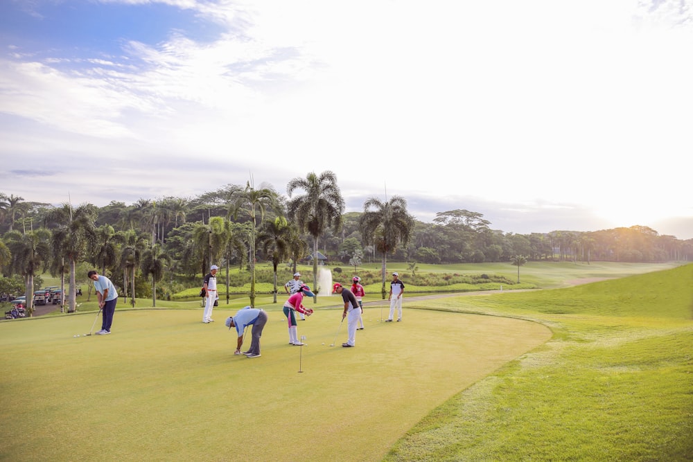 Menschen, die tagsüber Golf spielen