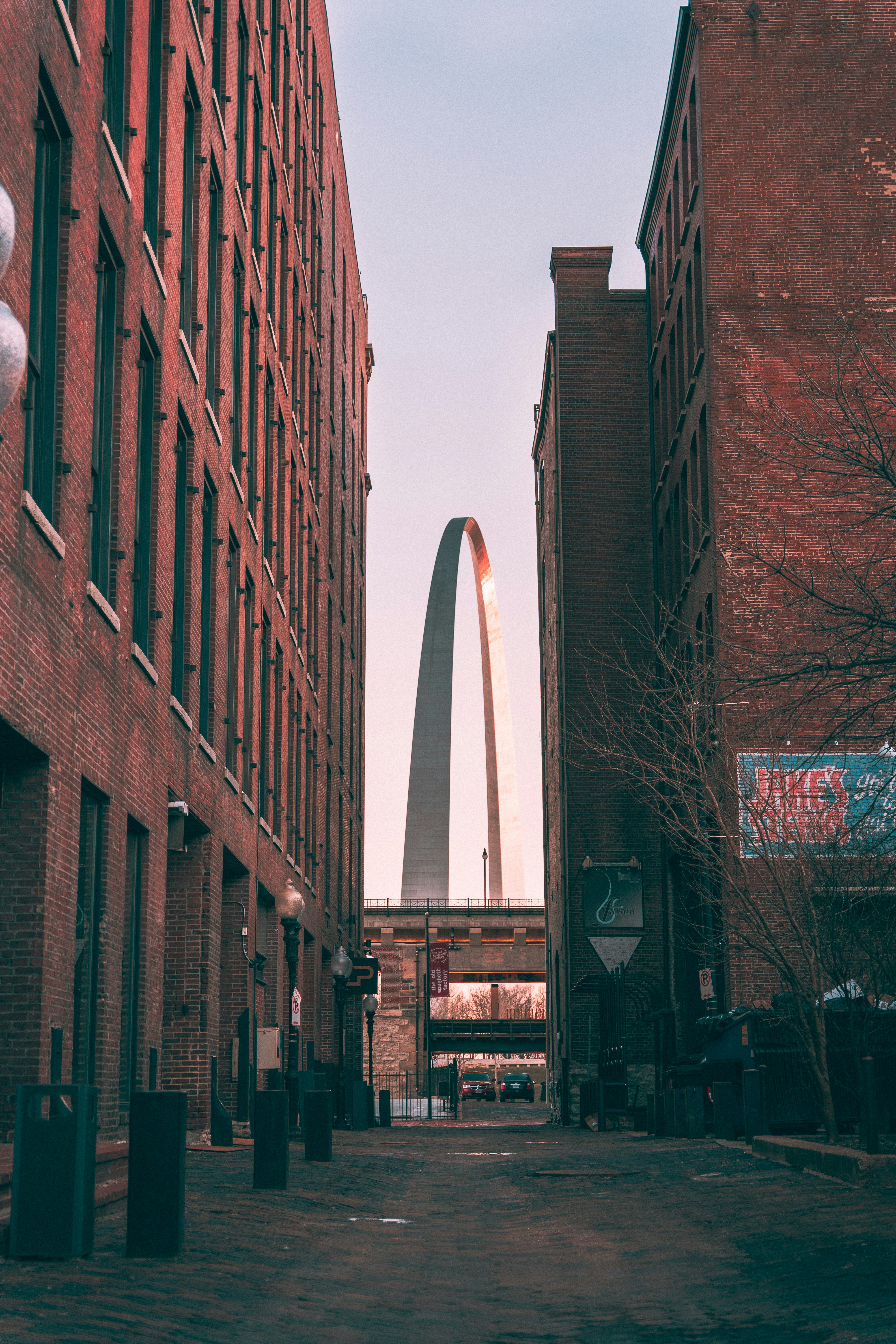 Brauner Betonbau tagsüber