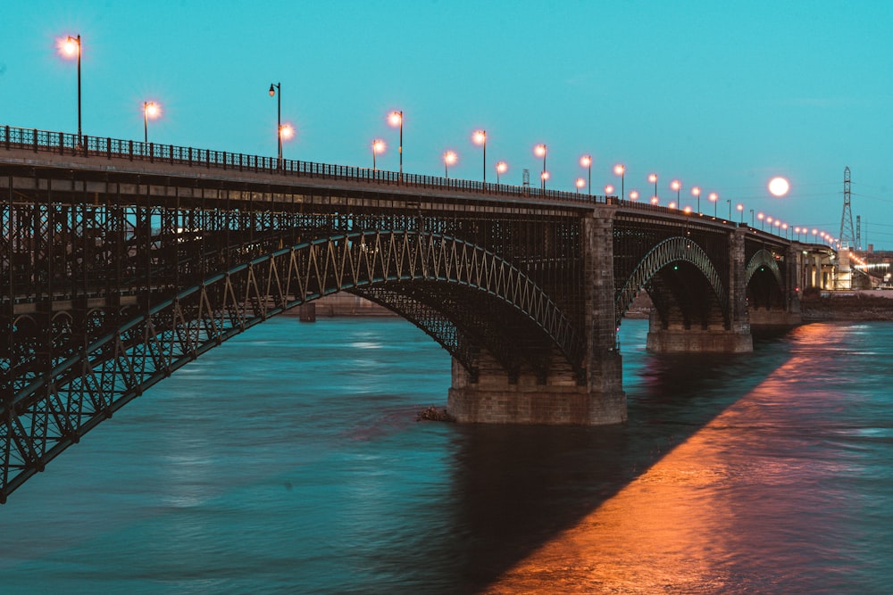 pont en béton gris au-dessus de la mer bleue sous le ciel bleu pendant la journée