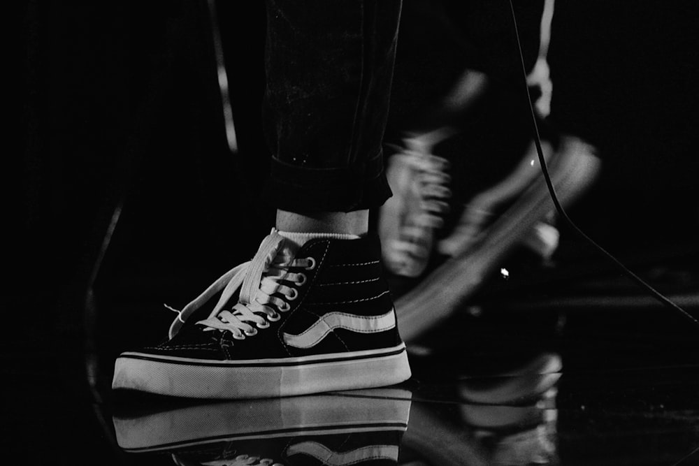 Foto en escala de de una persona zapatillas adidas blancas y negras – Imagen Gris gratis en Unsplash