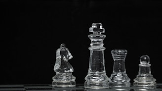 Pions d'échecs en verre symbolisants la stratégie de marché à adopter pour un entrepreneur