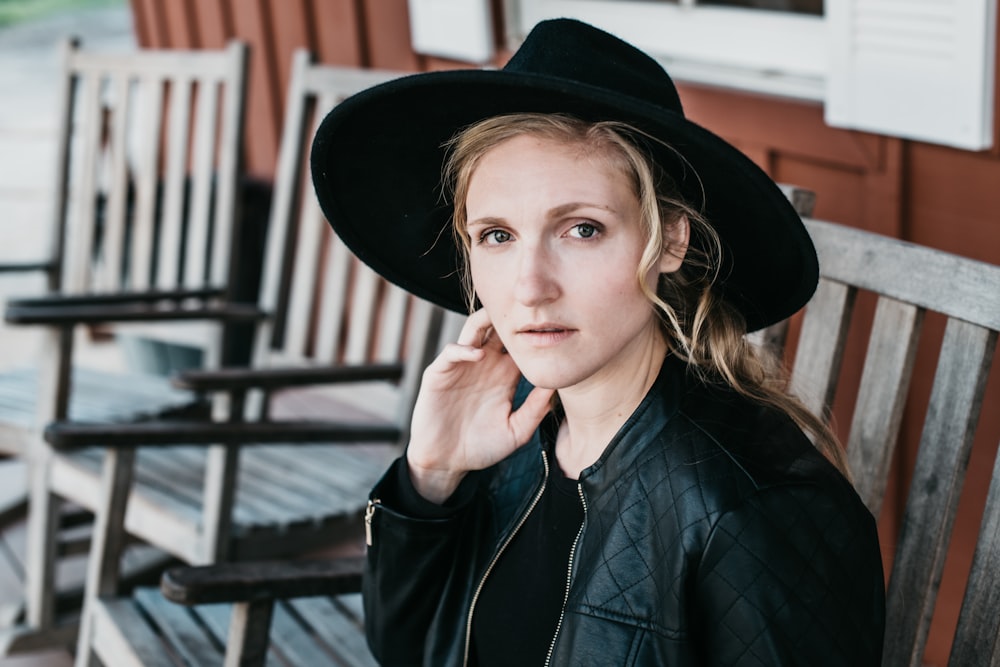 donna in cappello nero e giacca di pelle nera