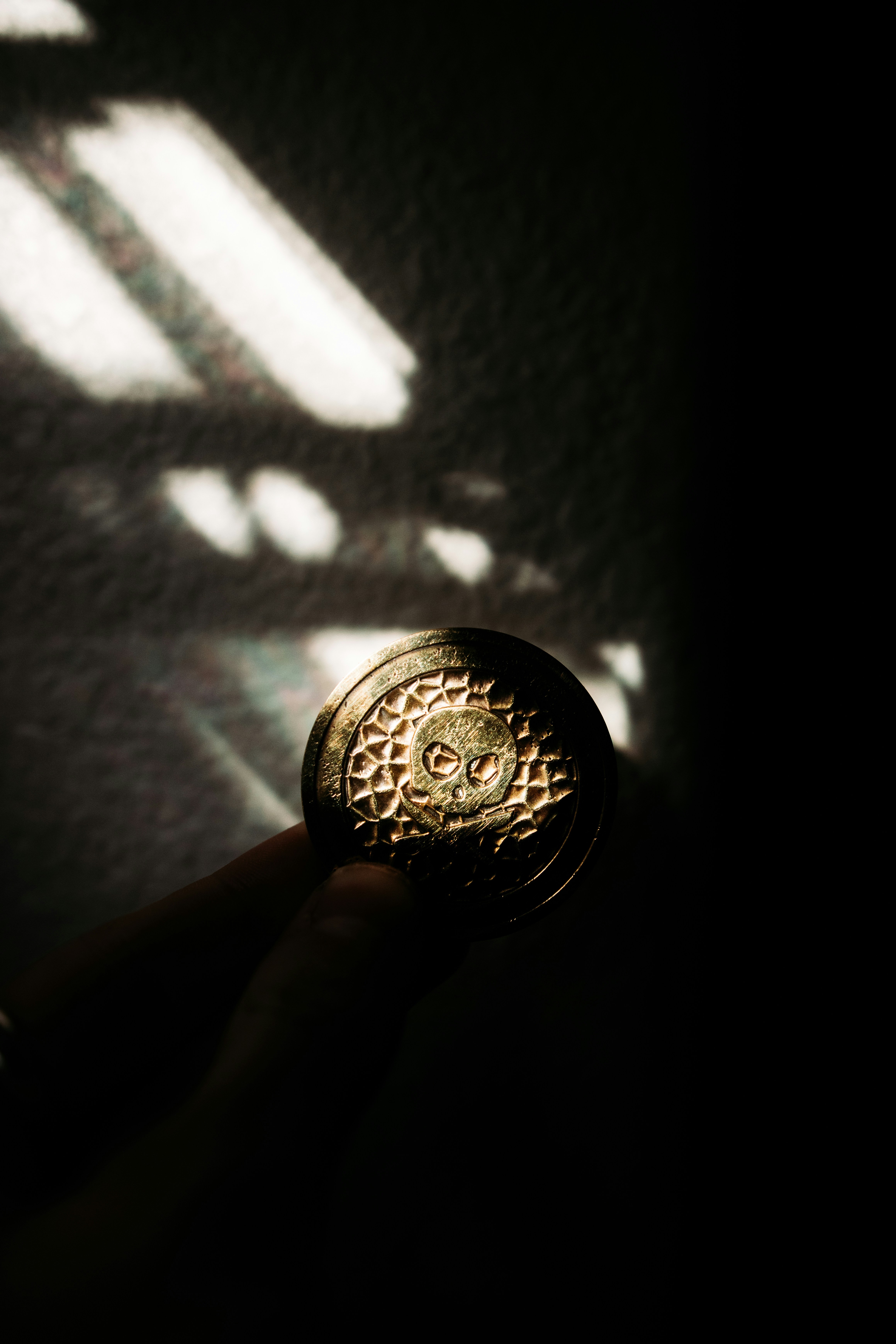 Persona sosteniendo una moneda redonda de plata