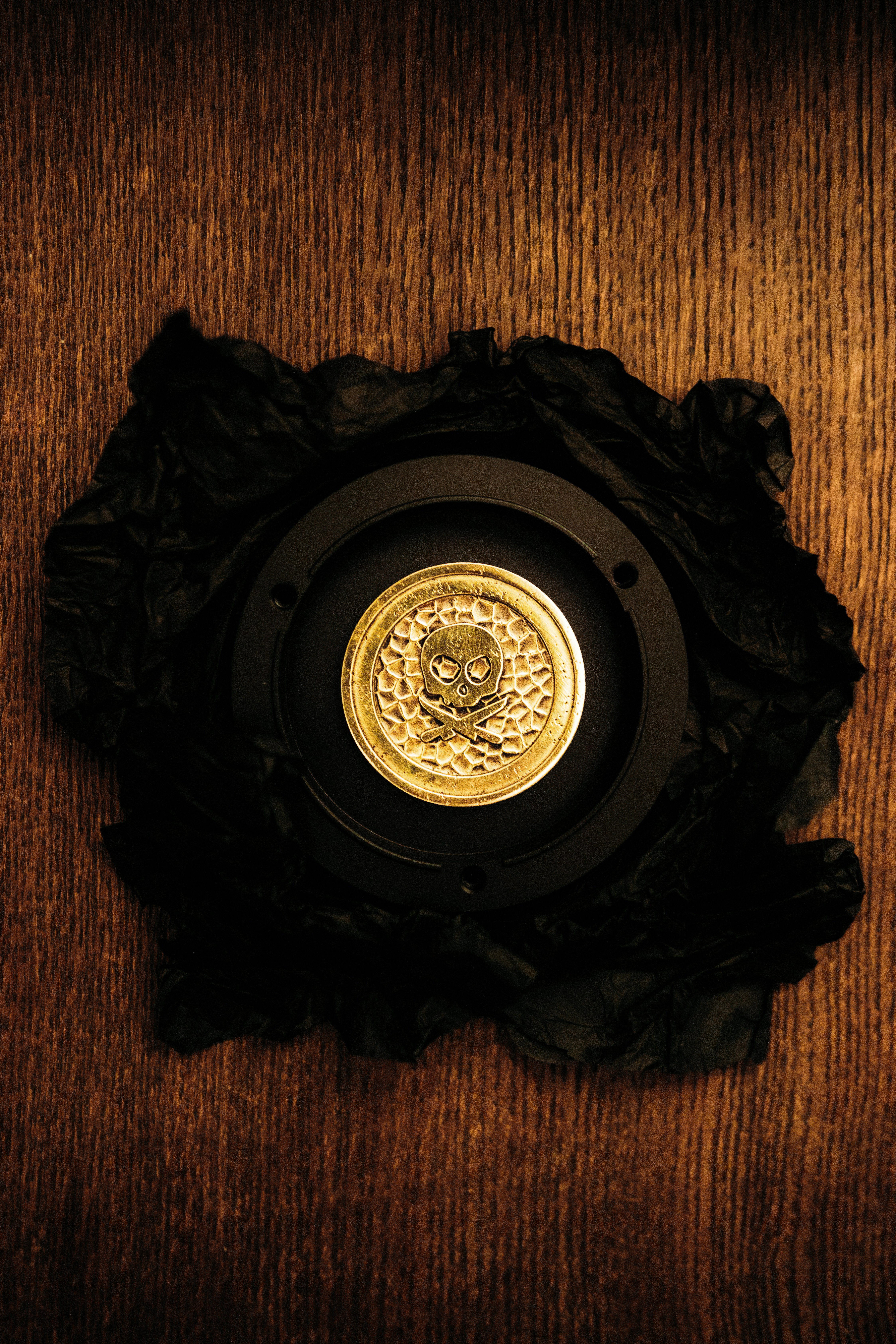 Reloj de pared redondo negro y dorado