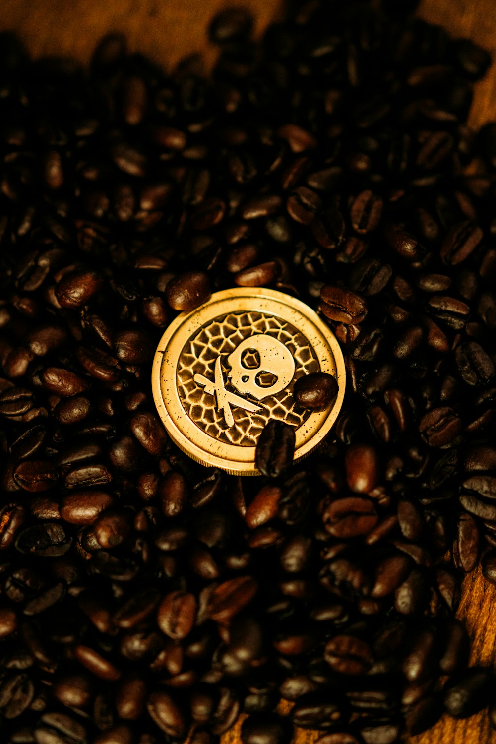 Granos de café marrón sobre superficie negra