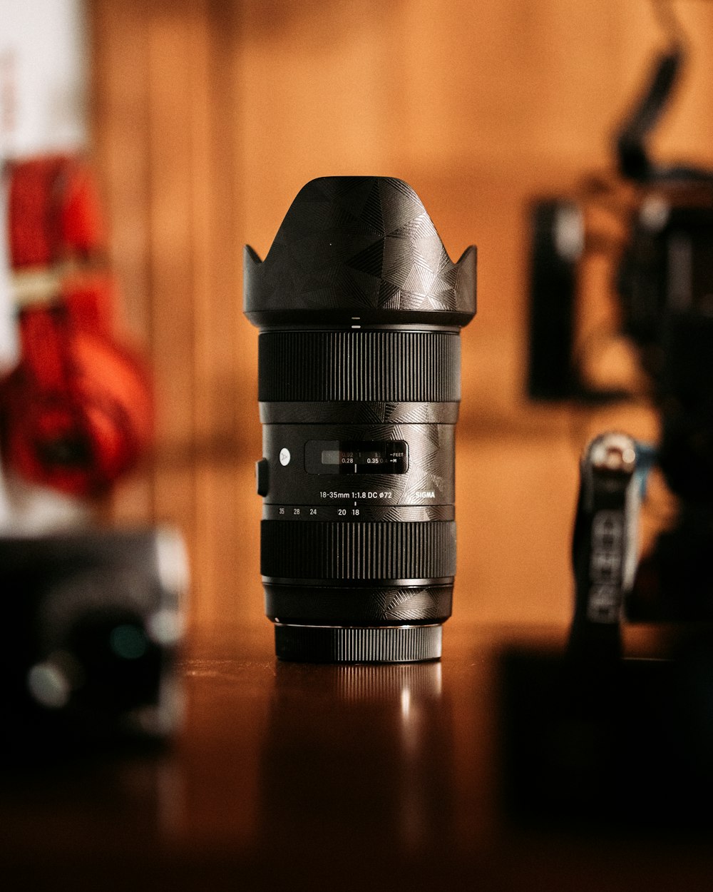Obiettivo della fotocamera DSLR nero su tavolo di legno marrone