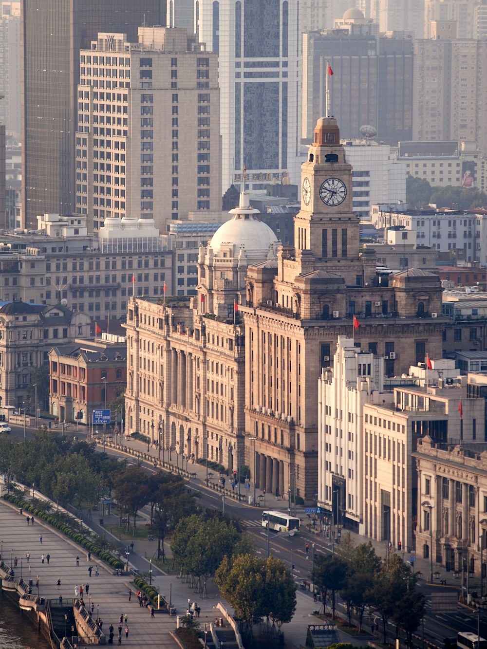 Edificio de hormigón blanco durante el día