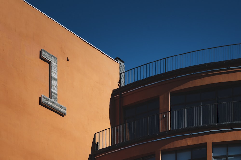 Edificio de hormigón marrón bajo el cielo azul durante el día