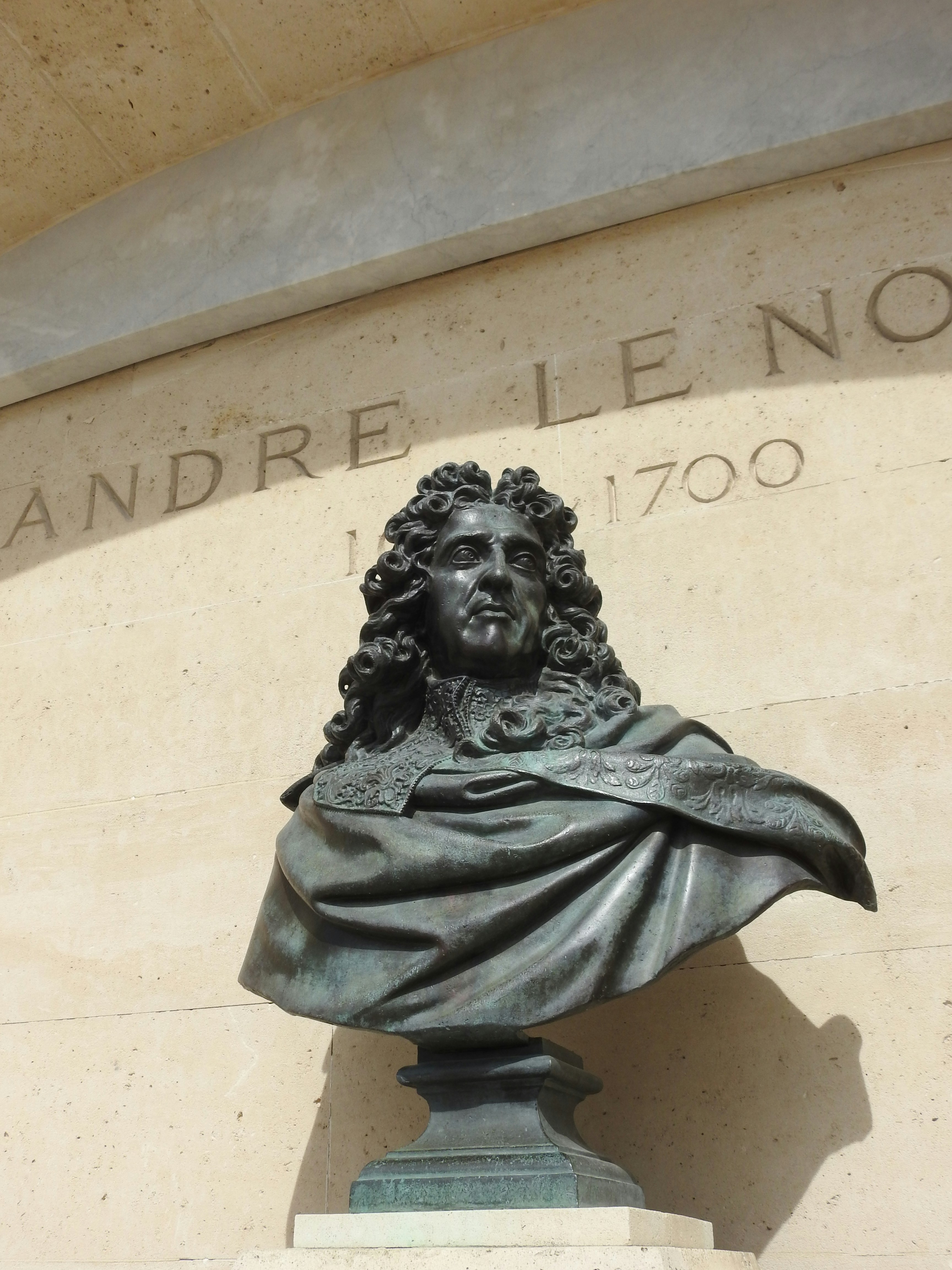 Statue en béton de femme en robe