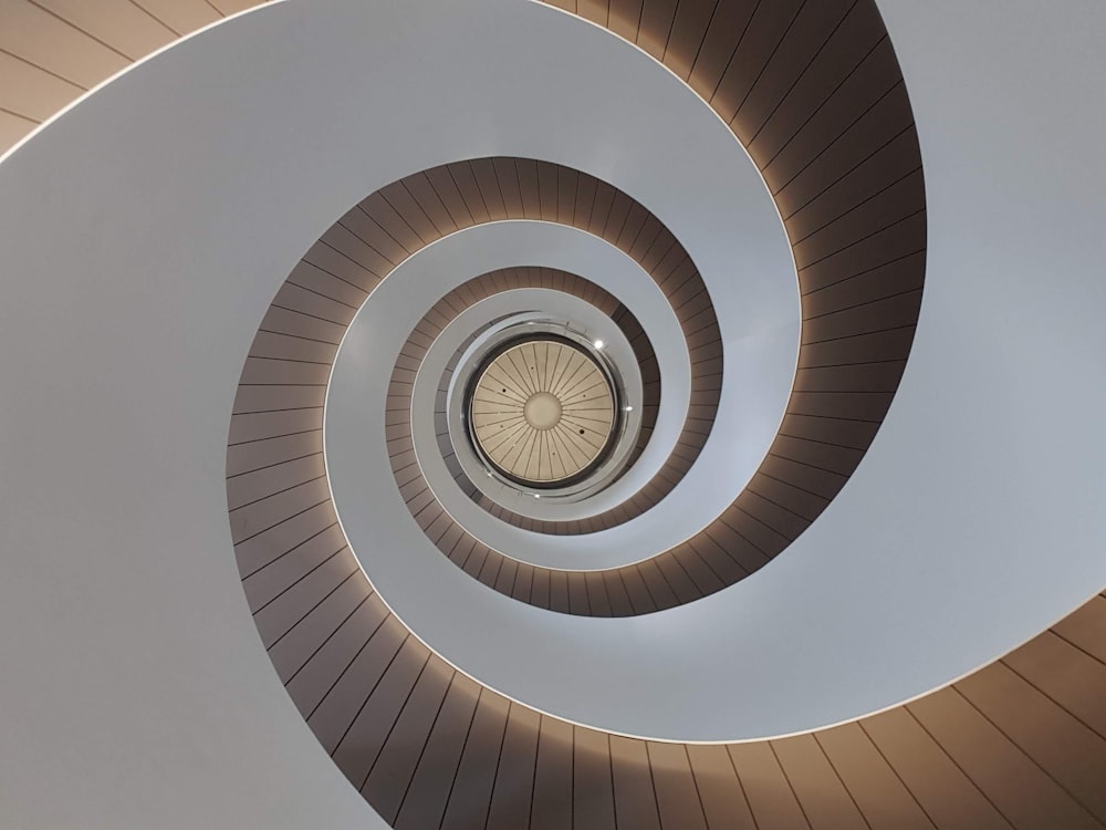 weiße Wendeltreppe mit weißer Decke