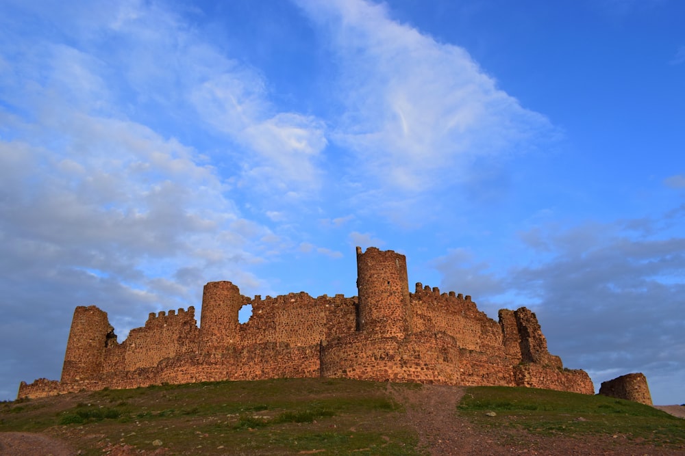 Castillo de hormigón marrón bajo el cielo azul durante el día