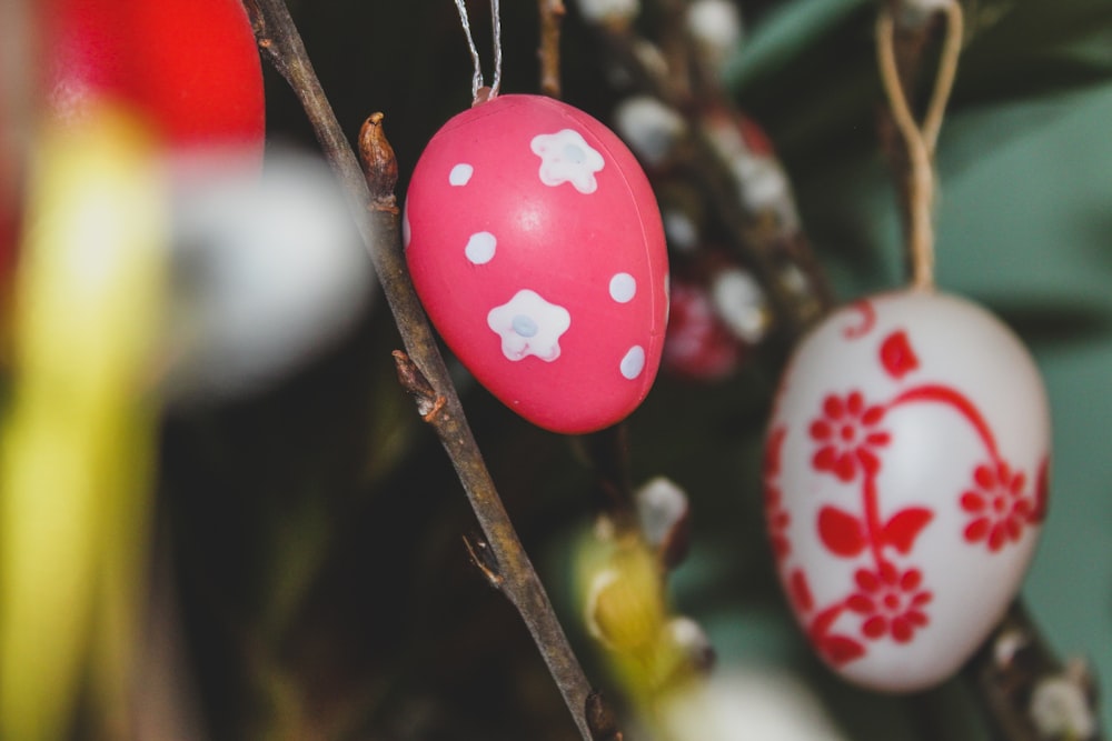 Ornement d’oeuf à pois rouge et blanc