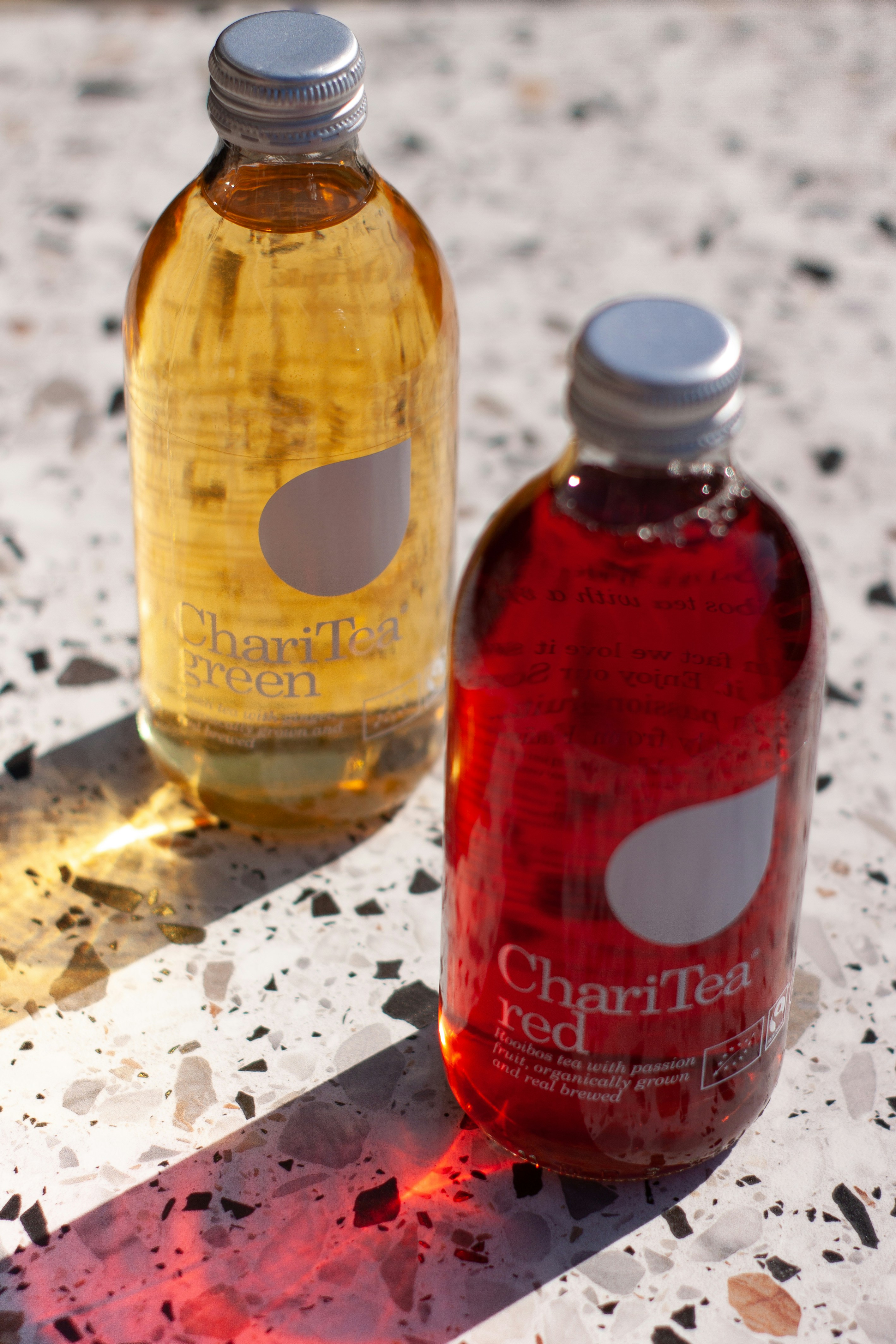 Botella con etiqueta roja y amarilla