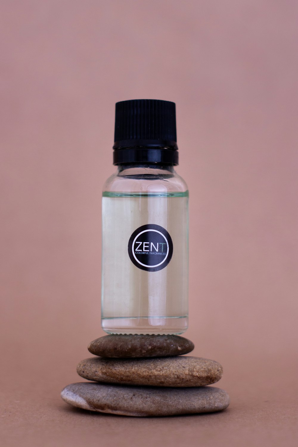 white and black garlic powder bottle