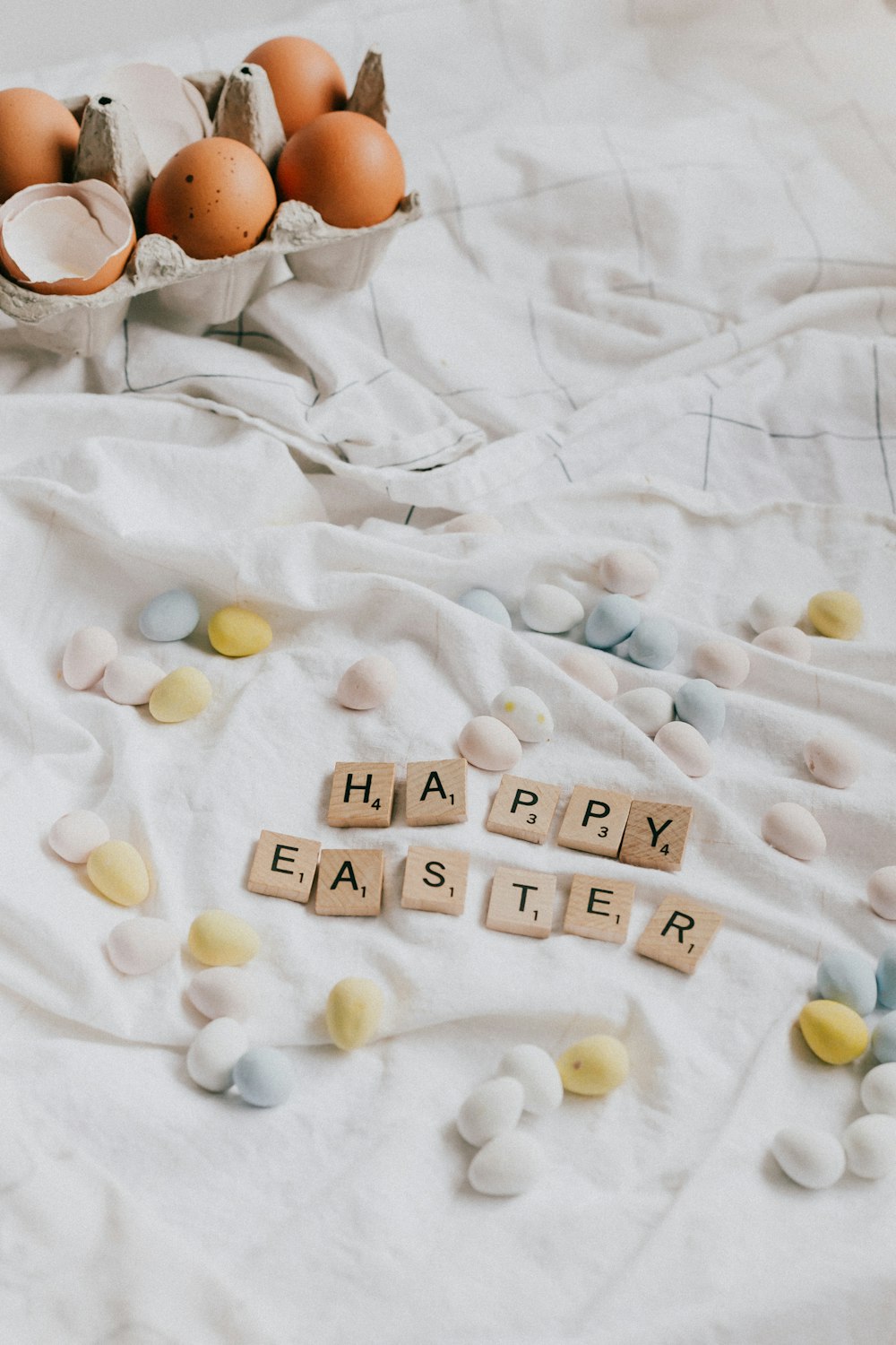 Tarjeta de felicitación de feliz cumpleaños en textil blanco