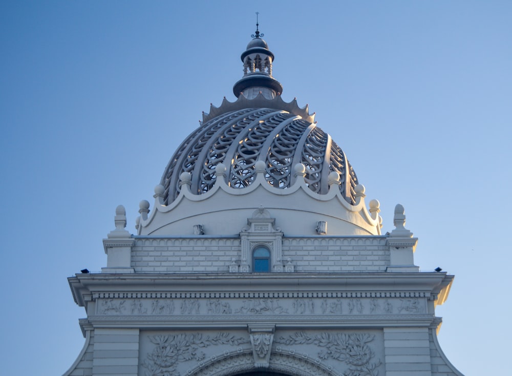 Bâtiment en béton blanc sous le ciel bleu pendant la journée