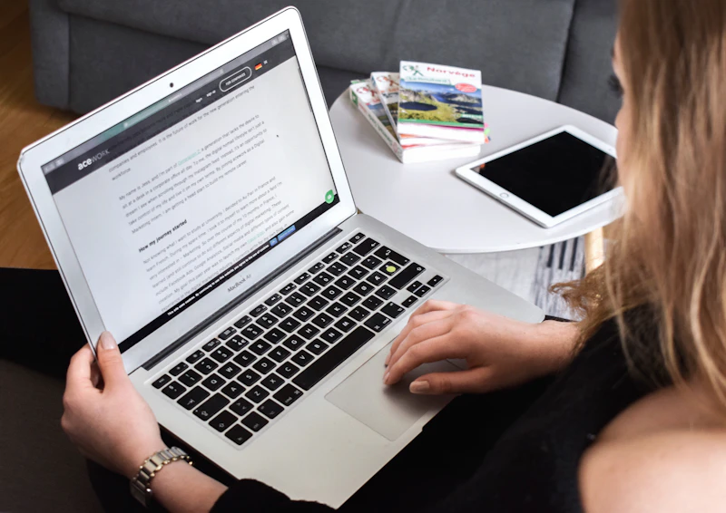 Personne utilisant un MacBook Air sur les genoux