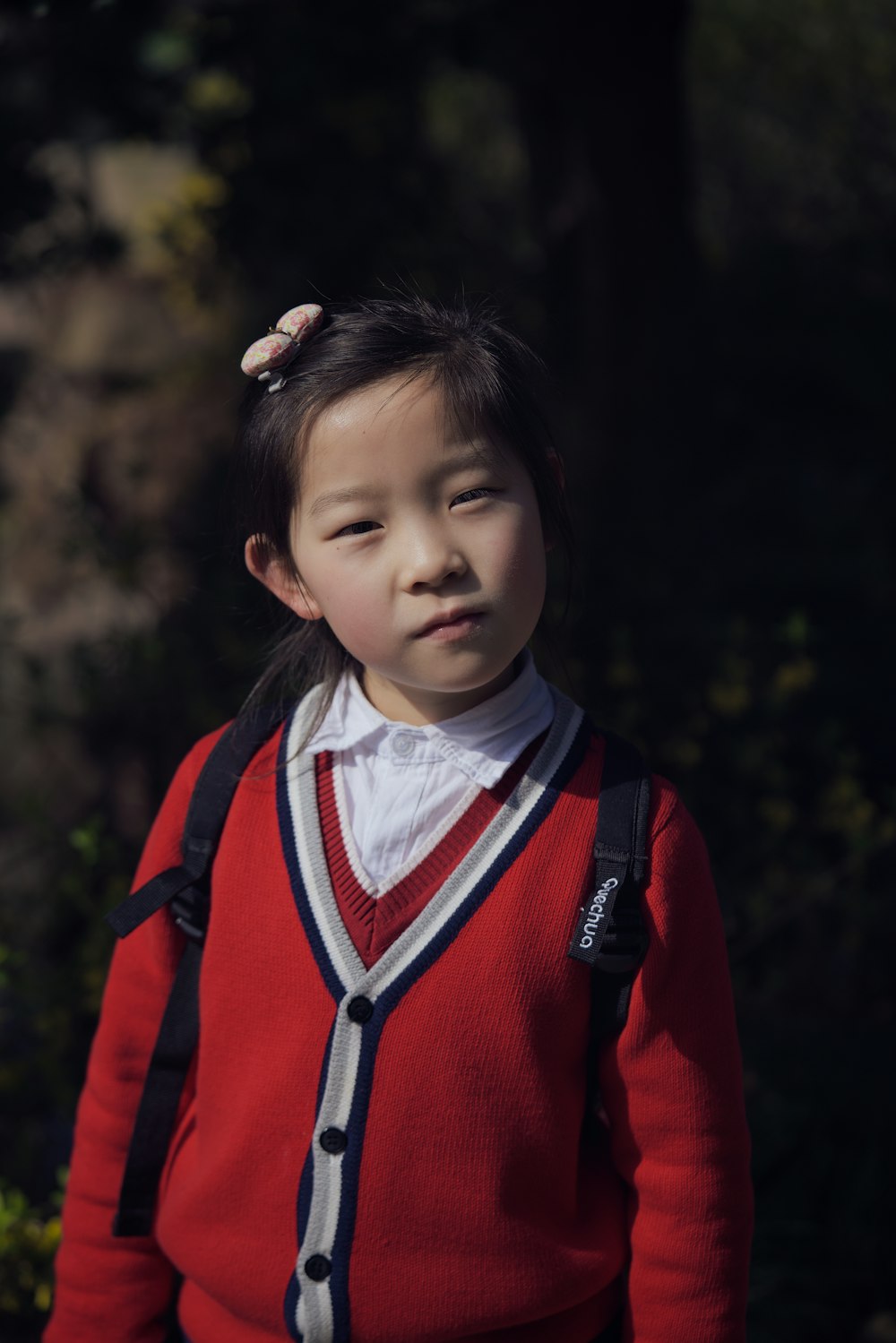 Fille en veste zippée rouge et blanche