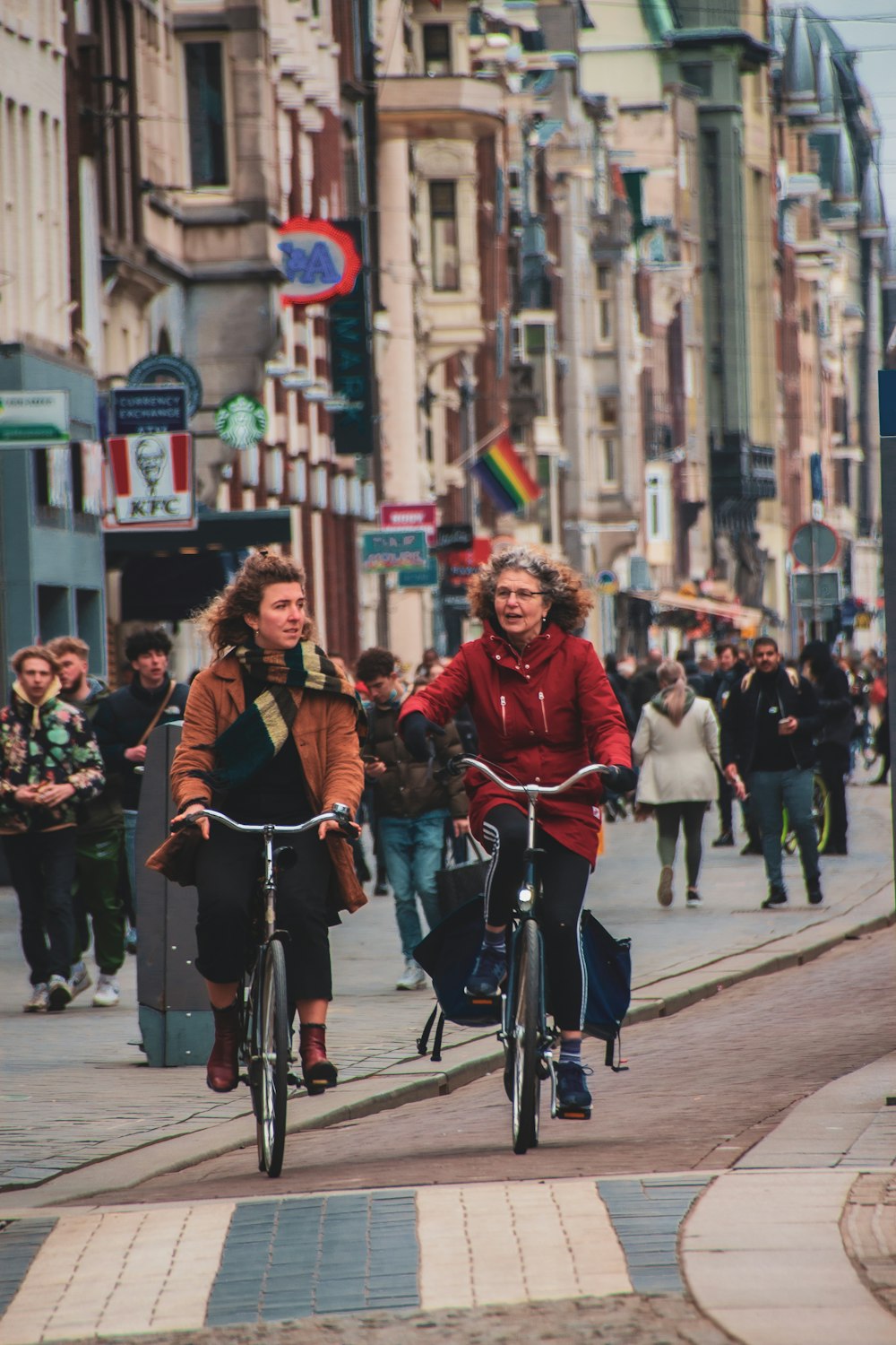 uomo in camicia rossa a maniche lunghe in bicicletta sulla strada durante il giorno