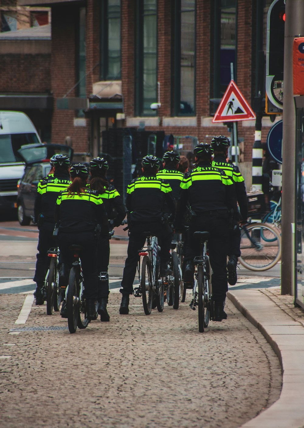 昼間、道路を自転車で走る男性のグループ