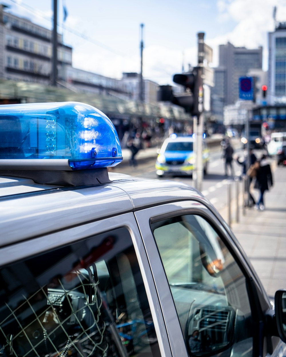 Voiture bleue dans la rue