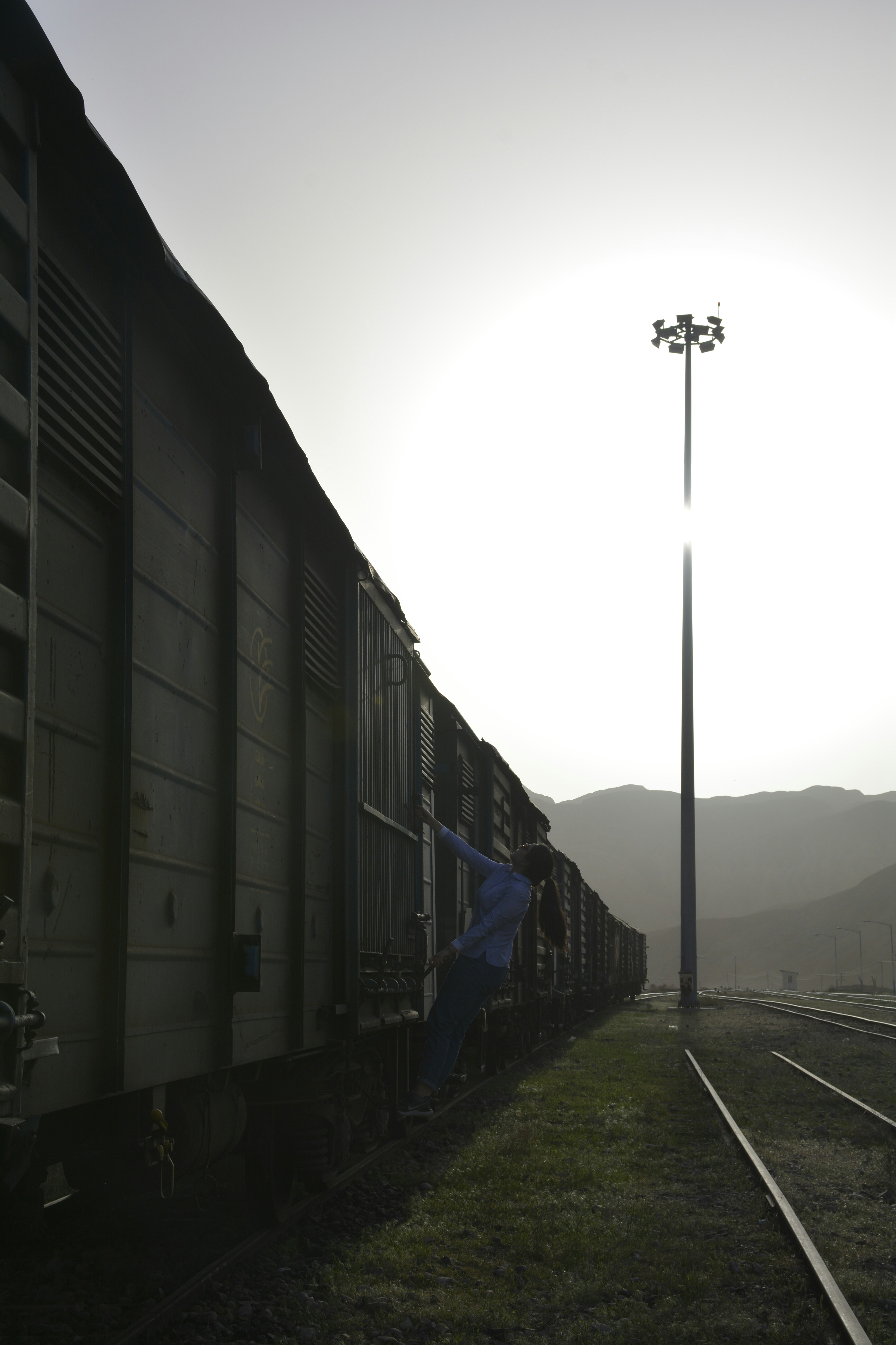Tren azul en la vía férrea durante el día