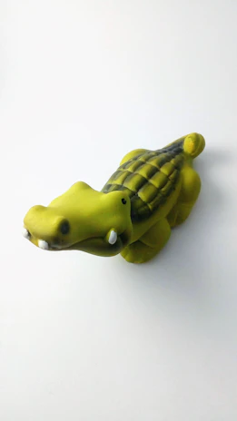 A sleepy crocodile with textured scales and a friendly smile, crafted in soft yarn.