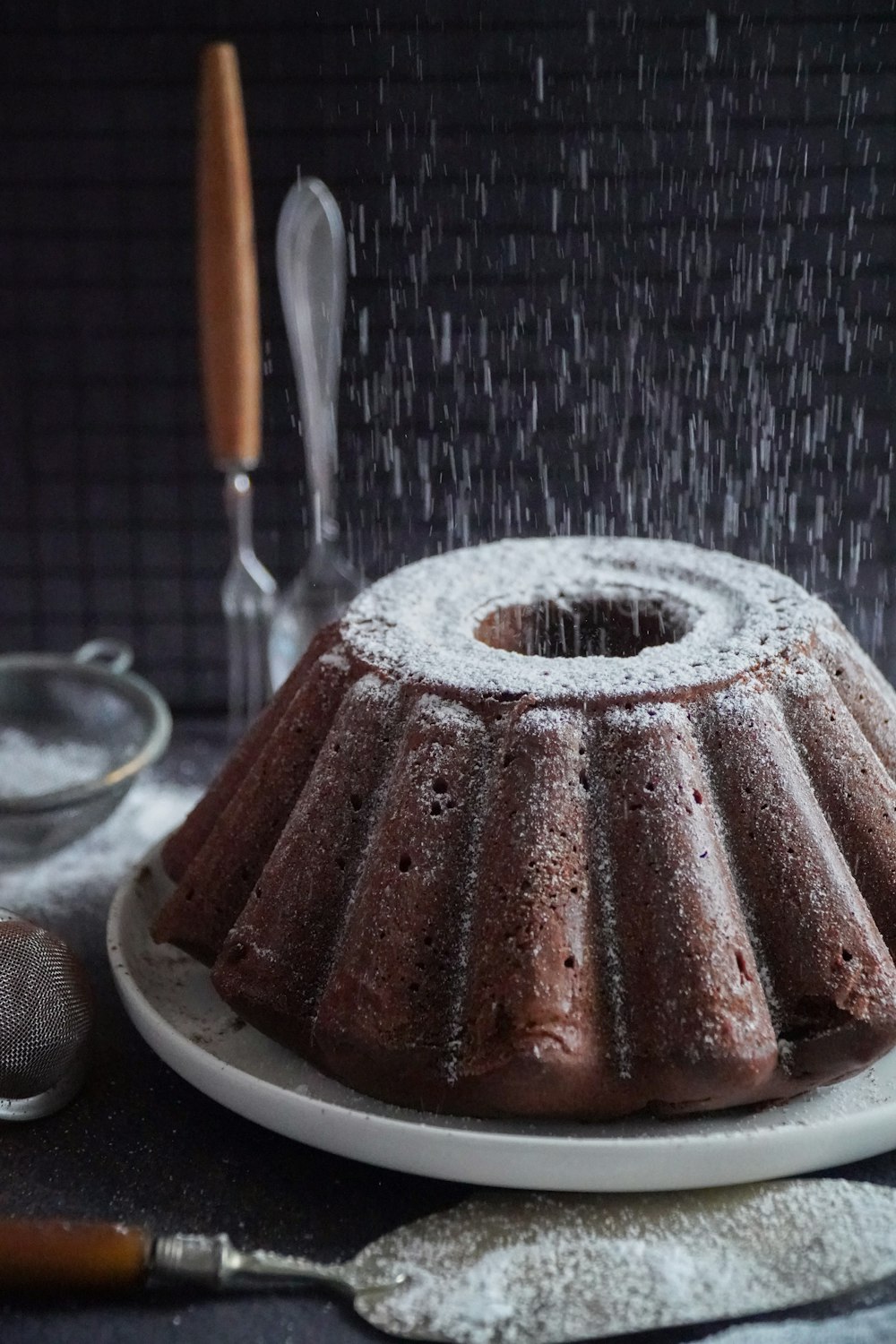 brauner Kuchen auf weißem runden Teller