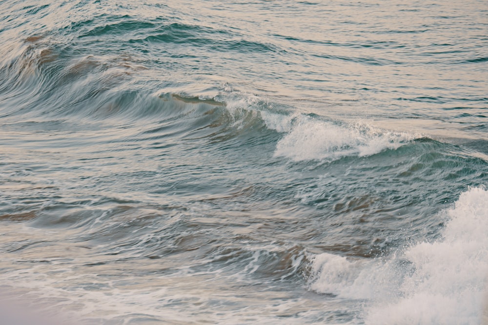 ocean waves crashing on shore during daytime