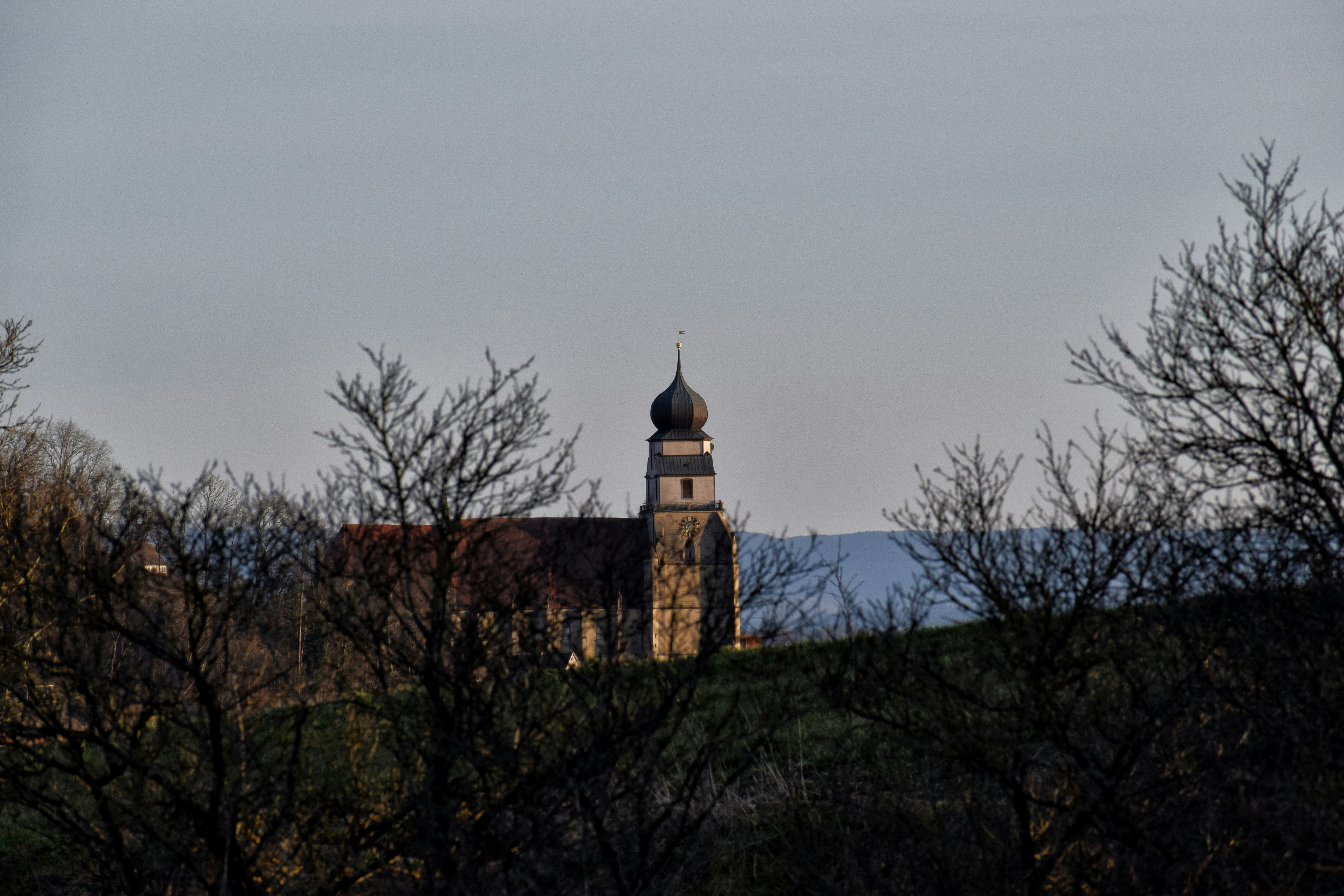 Braun-schwarzes Betongebäude