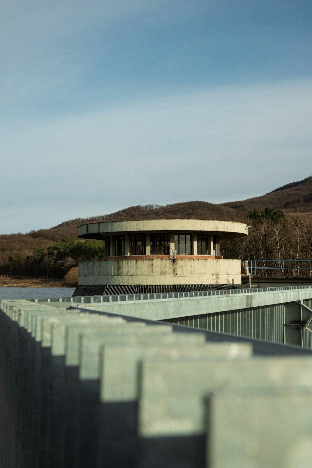 日中の水域近くの茶色と白のコンクリートの建物