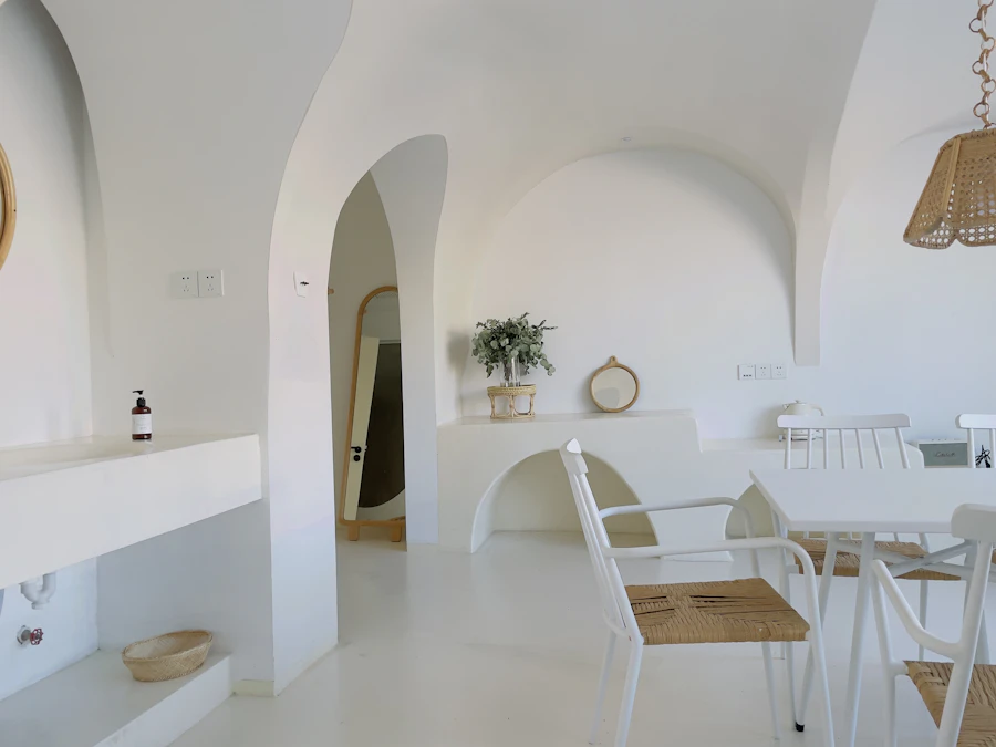 Sala branca com arcos e luz natural
