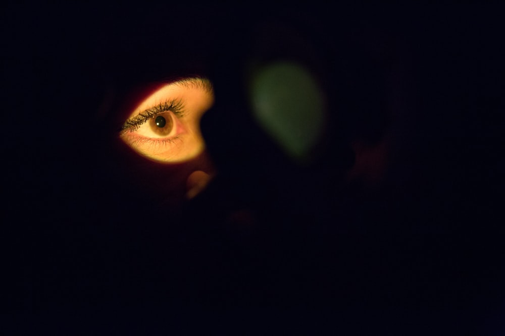 visage de femme aux yeux verts