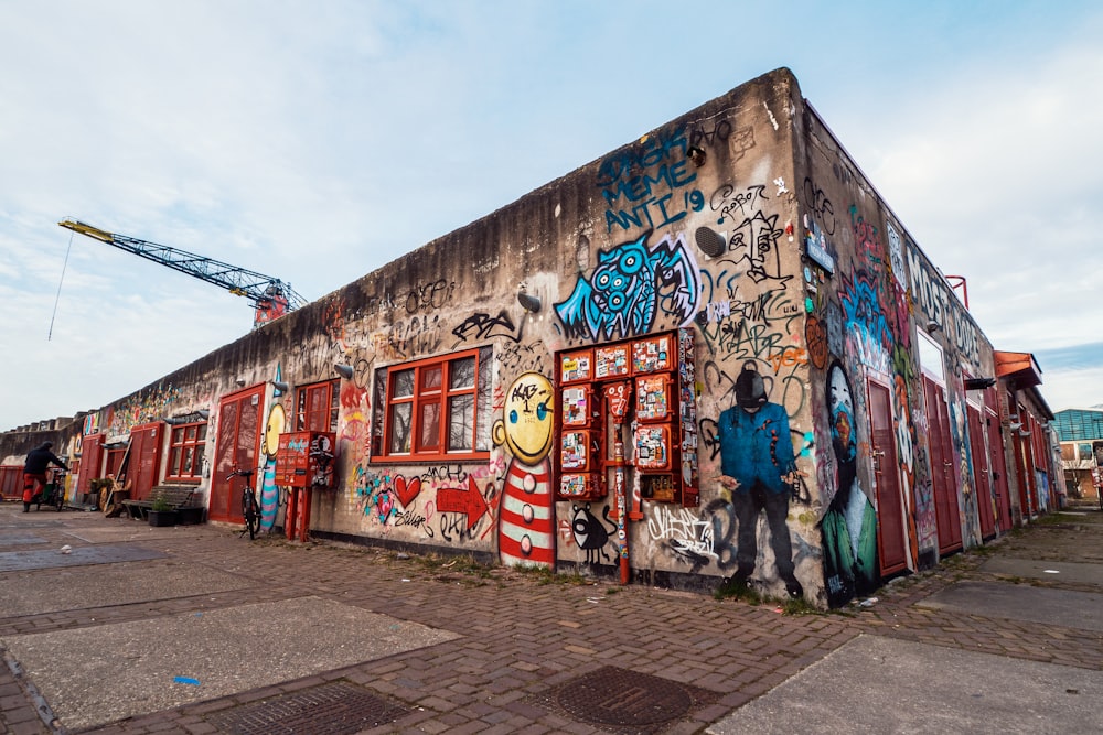 graffiti sul muro sotto il cielo nuvoloso durante il giorno