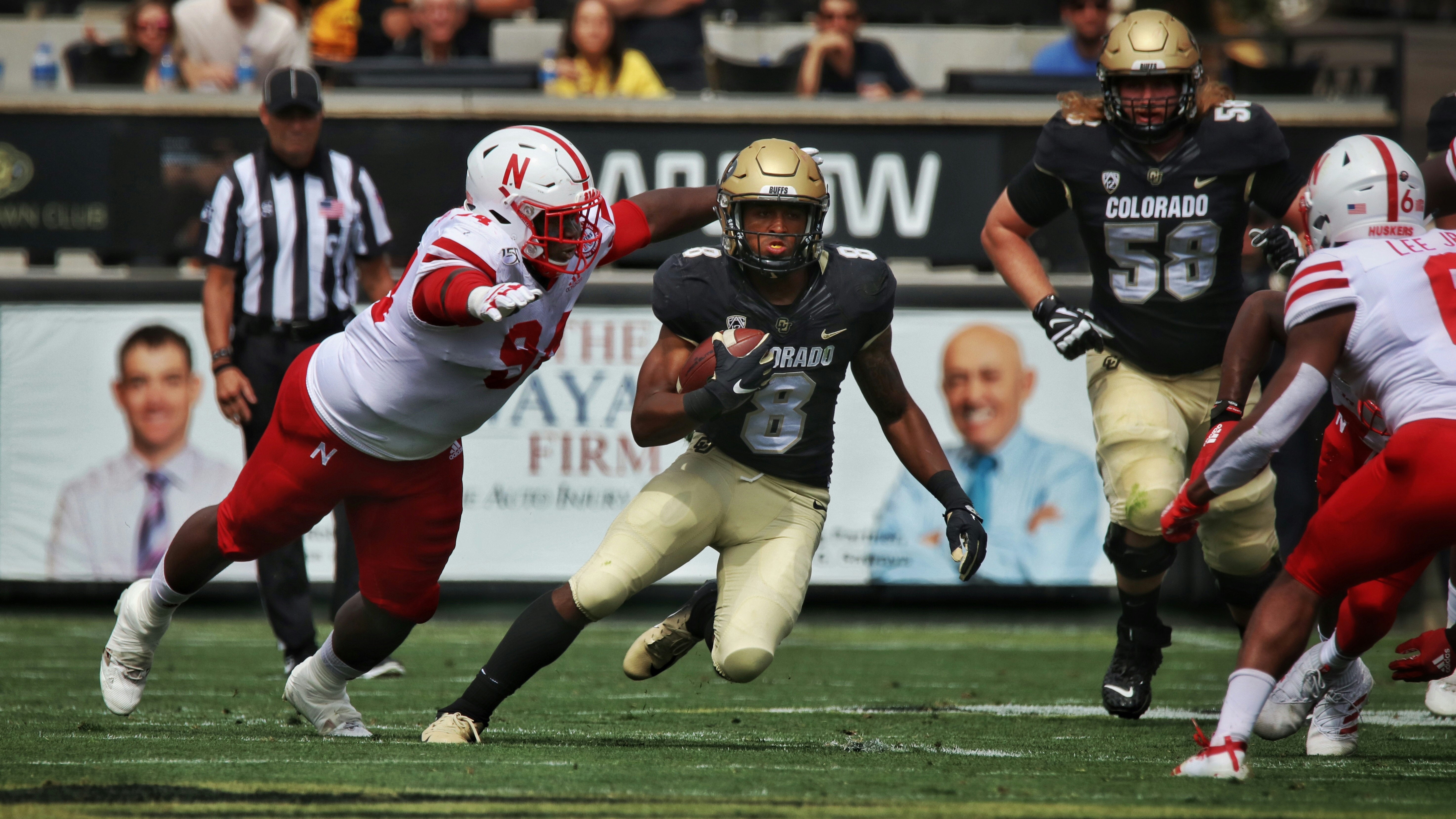 football players on field during daytime