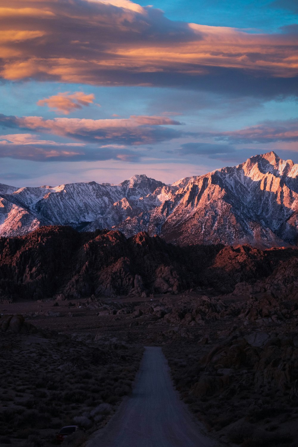 Brauner Rocky Mountain tagsüber unter bewölktem Himmel