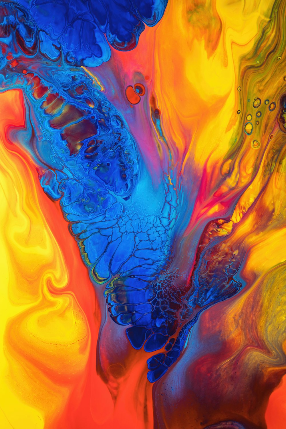 pintura abstracta azul, amarilla y roja